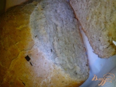 Пшеничный хлеб на закваске с чесноком и зеленью в хлебопечке