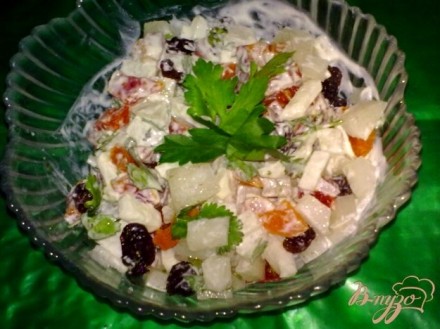 Салат из дайкона с сухофруктами