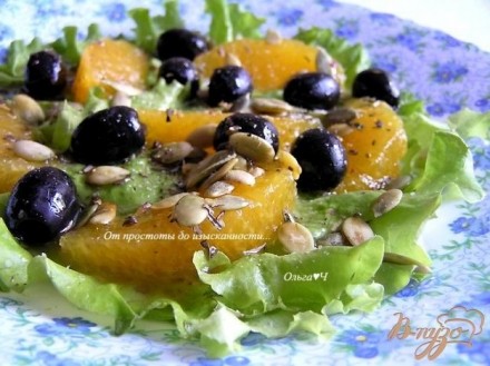 Салат с апельсинами, маслинами и тыквенными семечками