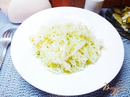 Зимний салат из кислой капусты и дайкона