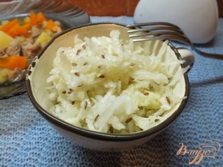 Салат закусочный из репы с льняными семенами и маслом
