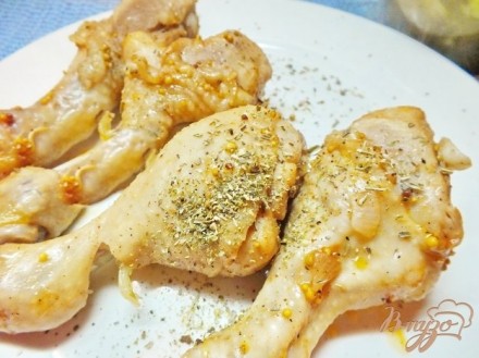 Курица в маринаде из кетчупа и зерновой горчицы с луком