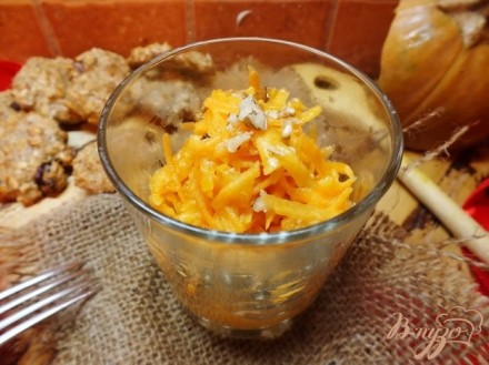 Салат из тыквы с апельсиново - горчичной заправкой и орехами