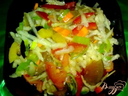 Салат овощной со сливами