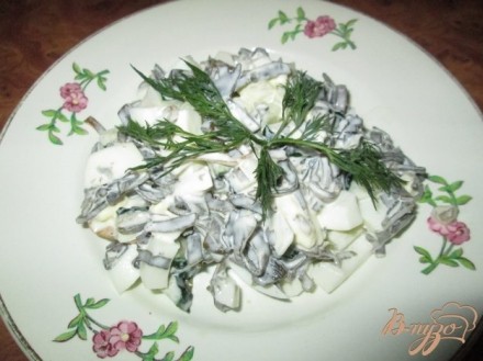 Салат с морской капустой, яйцом и огурцом