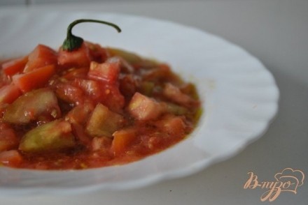 Пикантный салат с помидорами и чили