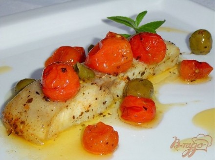 Рыба по итальянски, запеченная с томатами, оливками и каперсами