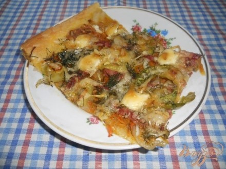 Пицца на слоеном тесте, с колбасой и овощами