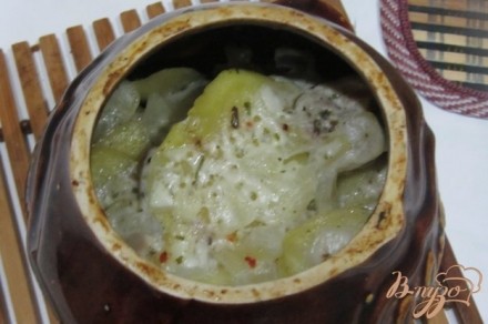 Ароматная курочка в горшочках с картофелем с итальянскими травами.