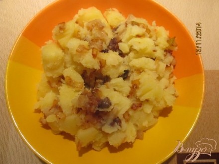 Вареная картошка кусочками с подчеревком и луком