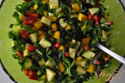 Салат из перцев и зелени