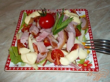 Салат с копченым куриным мясом и черри