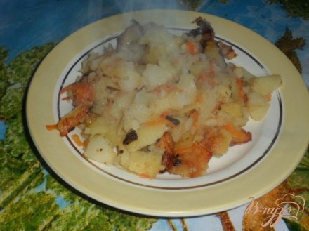 Жареный картофель с луком и морковкой