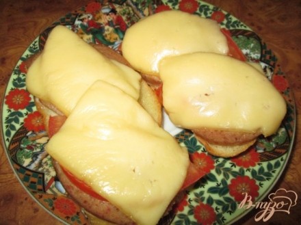 Горячие бутерброды с ливерной колбасой и помидорами