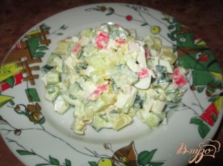Салат с крабовыми палочками, картофелем и огурцом