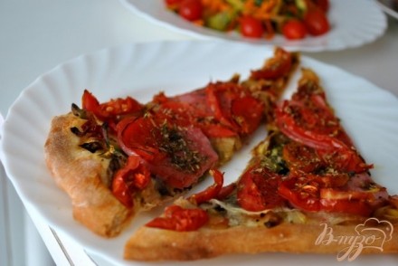 Овощная пицца с колбаской