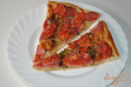 Пицца с луком и колбасой