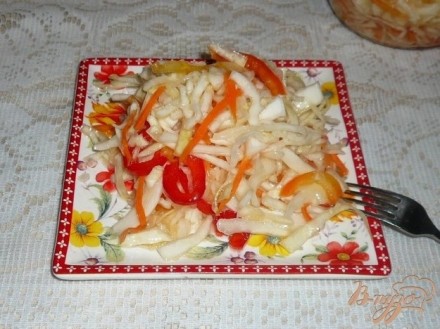 Маринованный салат из капусты с перцем и морковью