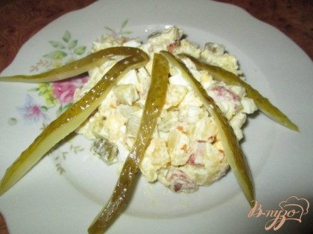 Картофельный салат с маринованными огурчиками и колбасой