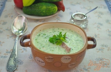Легкий суп с огуцом, языком и фасолью на кефире