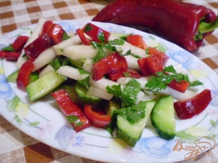 Салат со сладким перцем и кольраби