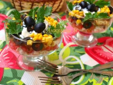 Салат с помидорами, маслинами и сухариками