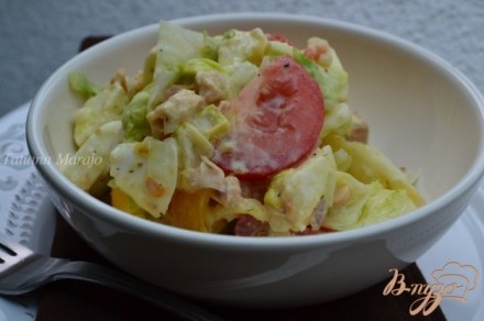 Легкий овощной салат с консервированной рыбой