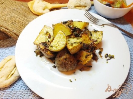 Картошка в кожуре с кинзой, луком и салом