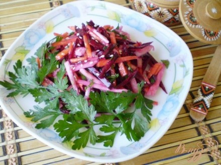 Салат с кольраби и кунжутом