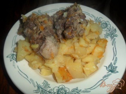 Тушенная картофель с свиными ребрами