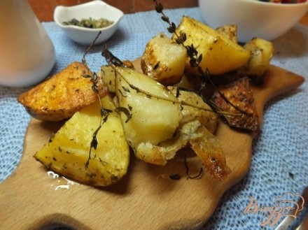 Ломтика картофеля в кожуре со свежими травами и оливковым маслом