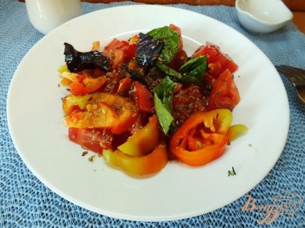 Салат со свежими розмарином и тимьяном