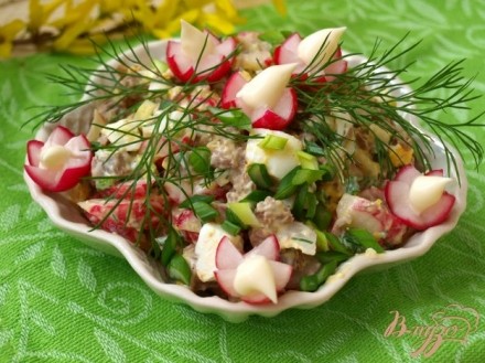 Мясной салат с редисом
