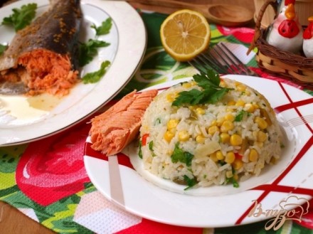 Форель запечённая в горчичном соусе и рисовый гарнир с перцами и кукурузой