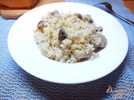 Неочищенный рис в горшочке с куриными желудками и соевым соусом