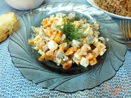 Салат из моркови, яиц и куриных желудков