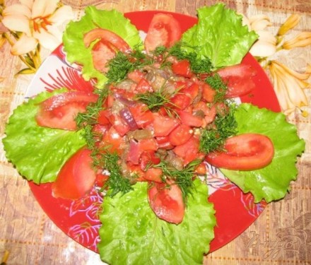 Салат из помидоров и печеных баклажан