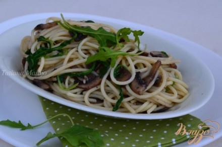 Спагетти с грибами и рукколой