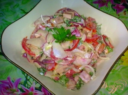 Салат с редисом и колбасой