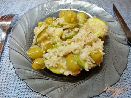 Теплый салат и риса с  кабачками и печеным виноградом