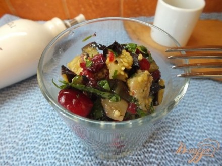 Кавказский салат с кизилом и печеными синими