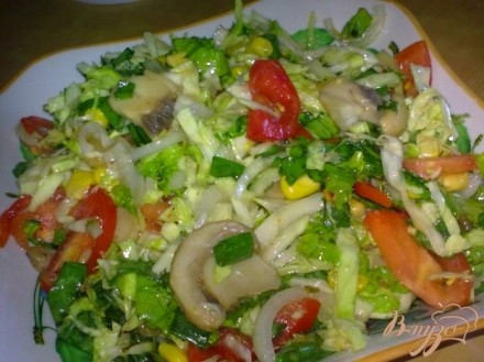 Салат с капустой и грибами Витаминный