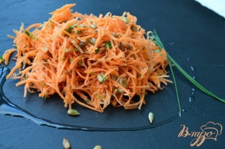 Морковный салат с семечками и кинзой