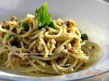 Спагетти с мясным соусом и зеленым горошком
