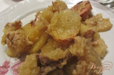 Аппетитный картофель тушенный с грибами и свининой.