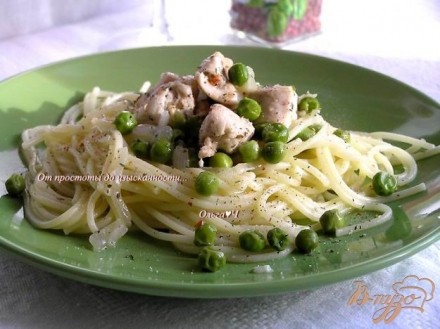 Спагетти с курицей, зеленым горошком и итальянскими травами