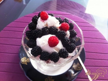 Десерт из мороженого с ягодами