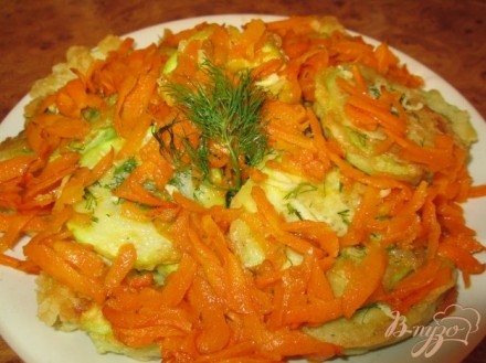 Кабачки в кляре с чесноком и морковью