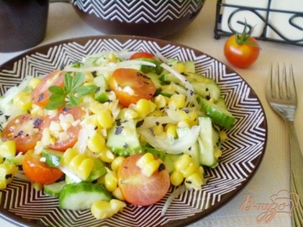 Овощной салат с кукурузой