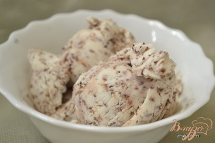 Сливочное мороженое с шоколадной крошкой